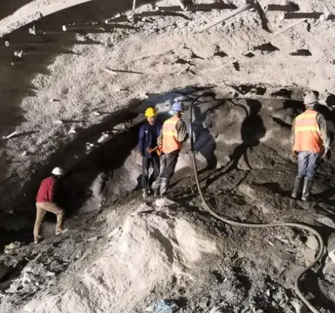 南部拱顶带模注浆料的施工流程及注意事项